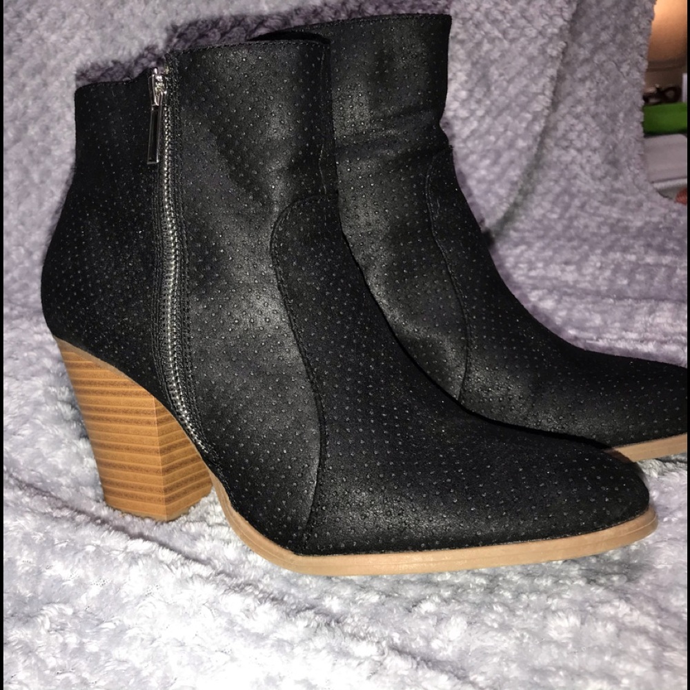 BLACK BOOTS